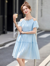 粉色露肩短袖挂脖连衣裙女夏季新款法式收腰显瘦度假长款雪纺裙子，女装连衣裙，贵人树