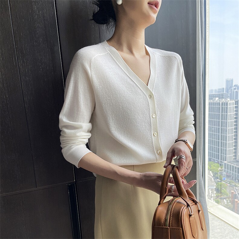 2025春夏新款圆领系扣纯羊毛针织开衫女减龄休闲百搭纯色轻薄外套,女装蕾丝衫/雪纺衫,玖雪绒羊绒
