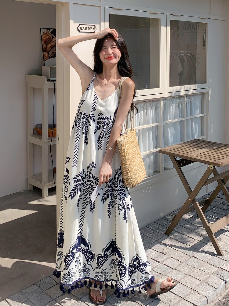 海边度假松弛感吊带连衣裙女2025年夏季新款印花流苏气质休闲长裙,女装连衣裙,诺蝶