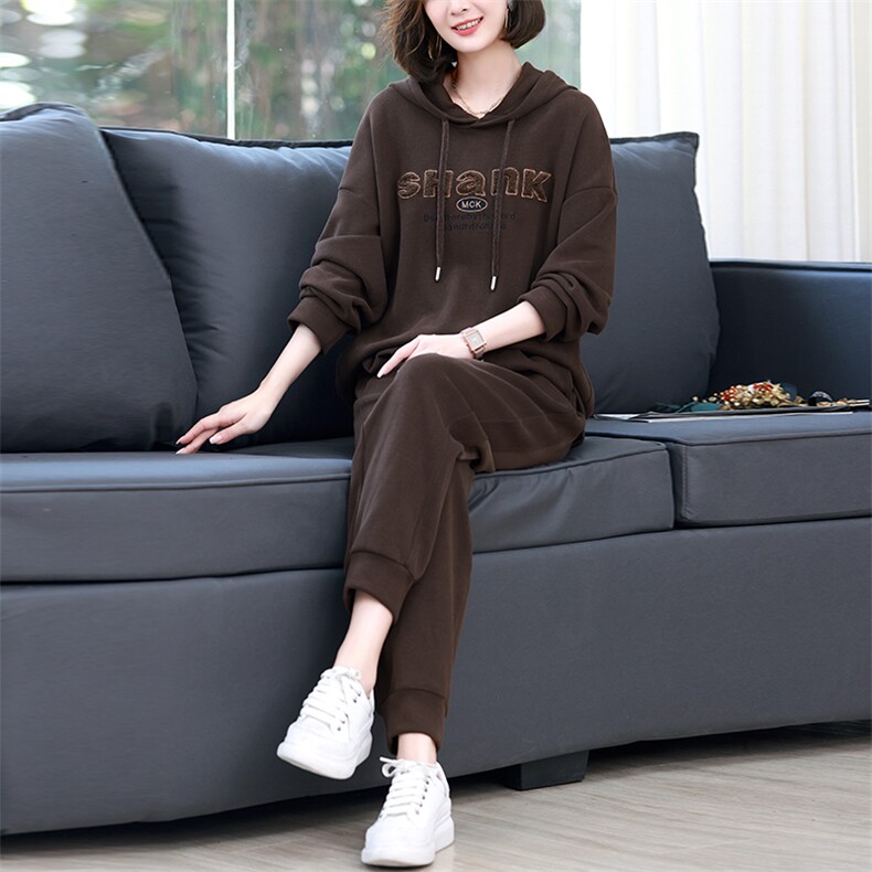 春秋休闲套装女2024新款时尚洋气减龄中年妈妈卫衣裤两件套,女装套装/套裙,丽影随形