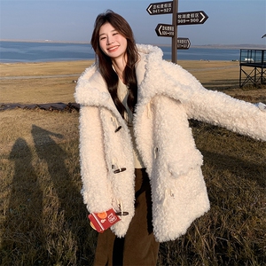 白色连帽羊羔毛外套女冬季小个子牛角扣韩系保暖加厚皮毛一体大衣图片