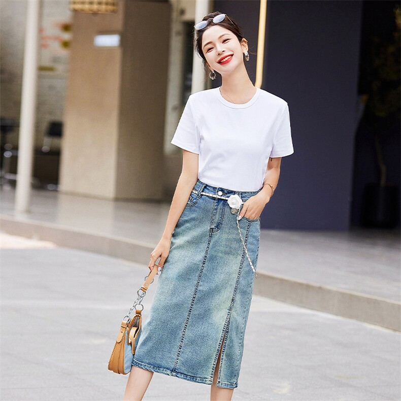 现货淑女浅色开叉牛仔半身裙2025夏季新款花朵链条韩版A字包臀裙，女装套装/套裙，跑量工厂店