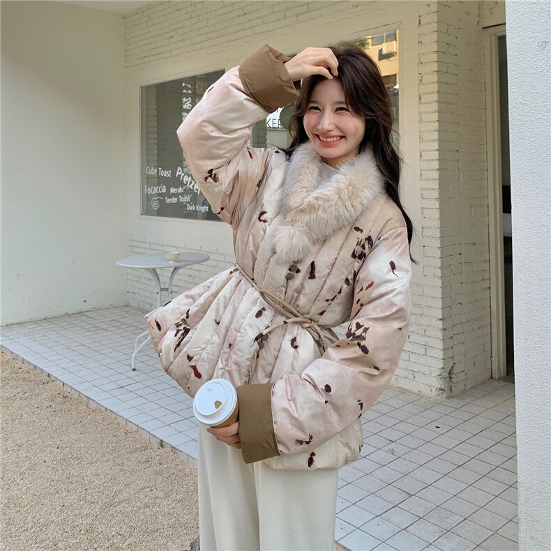 新中式轻熟风晕染碎花真毛领羽绒服女2025冬季系带收腰白鸭绒外套,女装羽绒服,艾米莉亚