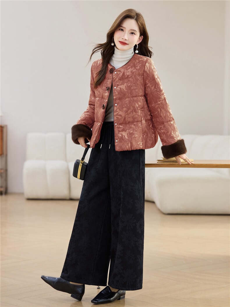 现货主推2025年冬装新款羽绒服复古提花加绒加厚套装女休闲阔腿裤,女装羽绒服,璐依舞