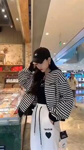 针织棒球服外套图片