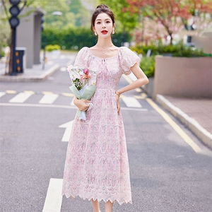 粉色蕾丝连衣裙女2024夏季新款法式温柔风超好看收腰显瘦爆款裙子图片