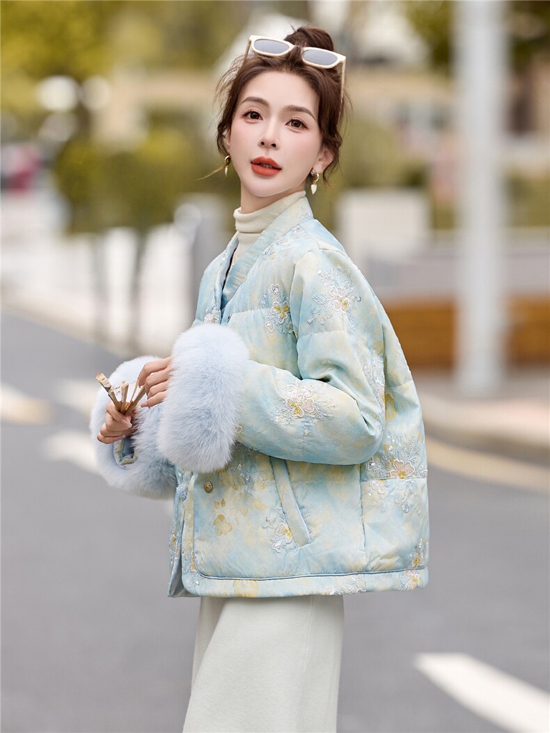 现货。2025年潮冬季真狐狸毛重工刺绣短款新中式羽绒服新款,女装羽绒服,伊仟回