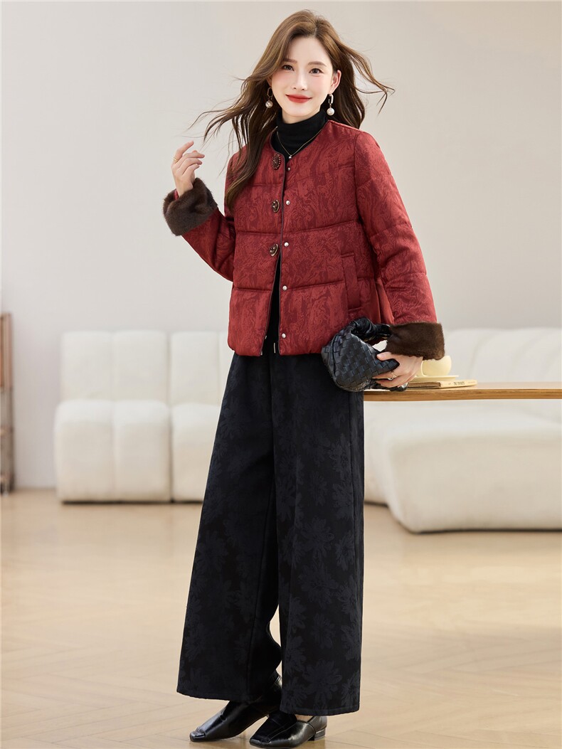 现货主推2025年冬装新款羽绒服复古提花加绒加厚套装女休闲阔腿裤,女装羽绒服,璐依舞
