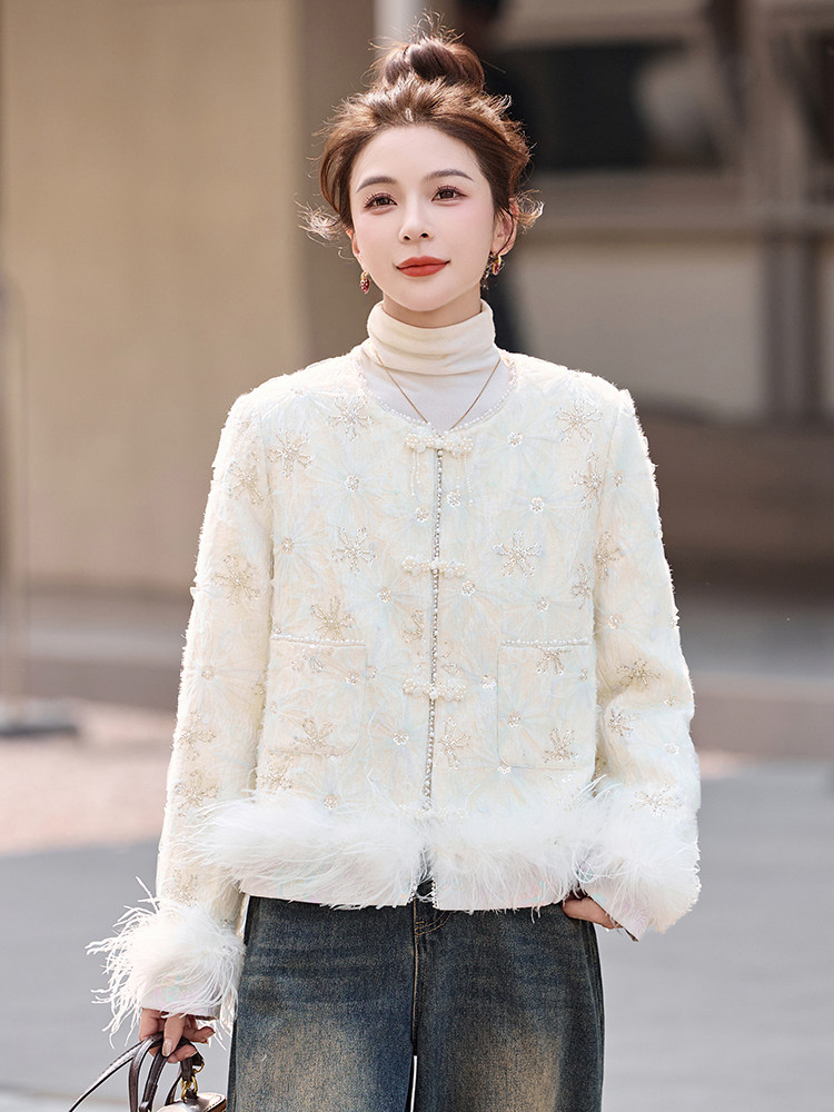 现货，2025年潮冬季真狐狸毛重工刺绣钉珠短款新中式羽绒服新款,女装羽绒服,艾仟回(原伊仟回)