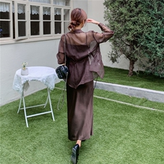 文艺风穿搭棕色缎面吊带连衣裙配衬衫外套女春秋超火好看长裙套装，女装套装/套裙，秋水欣儿