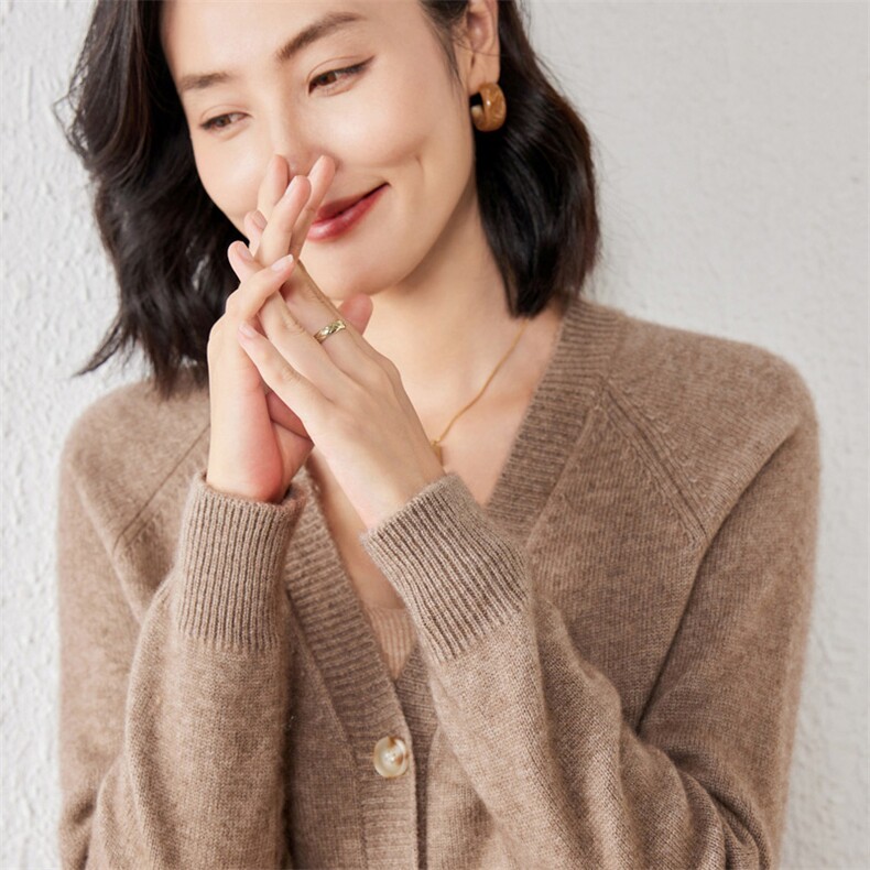 2025年春季羊绒修身型常规单件长袖圆领山羊绒开衫时尚百搭,女装羊绒衫,春贝羊绒