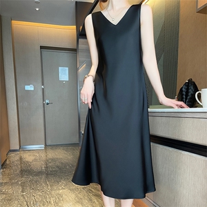 2025春夏西装内搭吊带裙女宽松无袖长裙醋酸缎面垂坠感吊带连衣裙图片