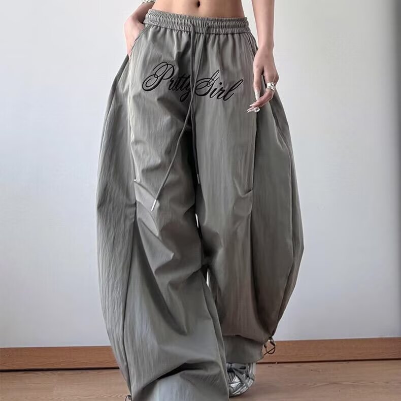 美式灰色字母刺绣褶皱伞兵工装裤女2025春季宽松新款阔腿弯刀长裤,女装休闲裤,星座1210-1