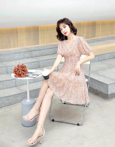 夏季新款韩版雪纺碎花连衣裙，女装连衣裙，时尚靓女孩