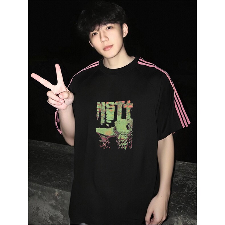 抖音得物品质二开240克宽松纯棉美式潮牌印花三条杠中性风短袖T恤，男装T恤，电商A486