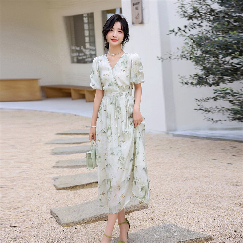 新中式印花V领连衣裙女2024夏季新款减龄气质A字长裙,女装连衣裙,流量+