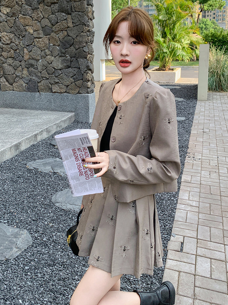 秋季新款圆领重工刺绣小蜜蜂百褶裙套装显瘦时尚两件套,女装套装/套裙,鑫慧