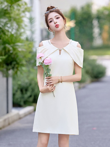 小香风气质露肩连衣裙女2025夏新款名媛千金收腰显瘦洋气减龄裙子图片
