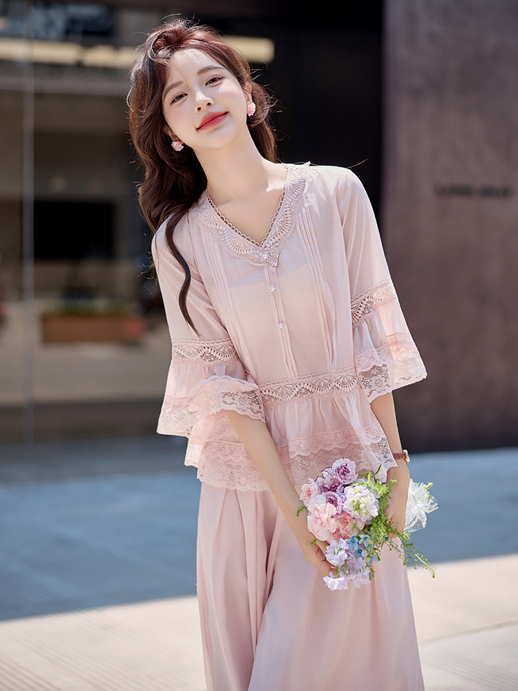 粉色洋气温柔套装女2026夏新款喇叭袖蕾丝拼接上衣阔腿裤裙两件套,女装套装/套裙,水衣源