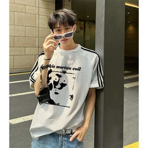 抖音得物品质二开240克宽松纯棉美式潮牌印花三条杠中性风短袖T恤图片