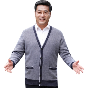 2024秋冬新款中老年男款V领纽扣开衫图片