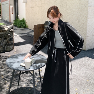 休闲减龄穿搭黑色上衣套装女春秋2025年超火好看慵懒半身裙两件套图片