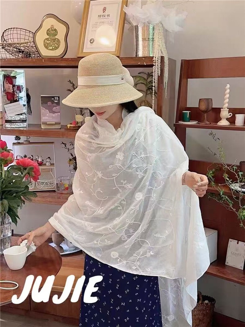 民族风白色刺绣花卉盘扣防晒披肩女夏季百搭薄款旅游拍照外搭开衫,饰品披肩,湘姗
