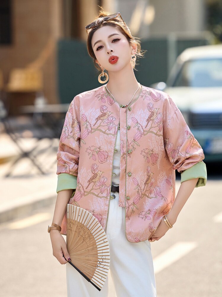粉色新中式盘扣圆领外套女2025春秋新款精致提花休闲气质百搭上衣,女装短外套,依如秀(原杭风阁)