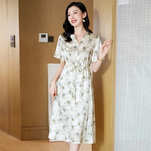 法式气质V领水墨印花连衣裙女2024夏季新款收腰显瘦洋气减龄裙子图片
