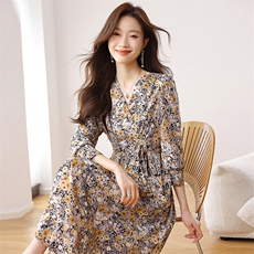 女士碎花连衣裙2025春秋新款时尚气质显瘦V领高级感高档长袖裙子，女装连衣裙，艾米