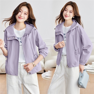 2026年春季宽松连帽抽绳纯色冲锋衣短外套夹克，女装短外套，简韵佳