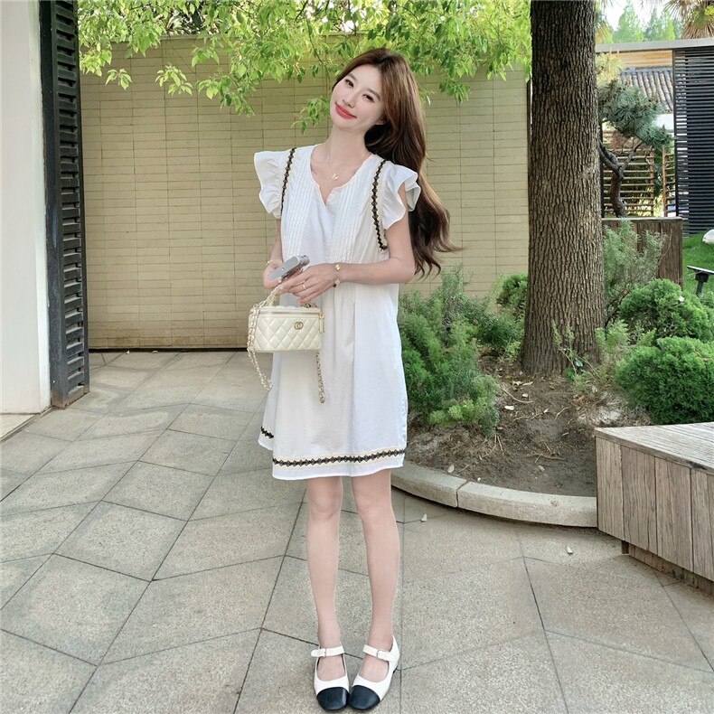 2026新款奶黄色撞色刺绣飞飞袖连衣裙女夏日小众设计感减龄A字裙,女装连衣裙,艾米莉亚
