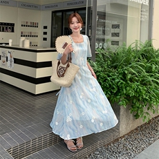 蓝色晕染绣花连衣裙女2025夏季新款法式漂亮收腰显瘦度假风茶歇裙，女装连衣裙，2C029