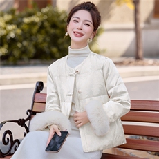 现货2026新中式时尚气质优雅真狐狸毛印花盘扣白鹅绒羽绒服，女装羽绒服，时尚俏佳人