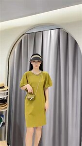 带包包 背后镂空蝴蝶结连衣裙图片