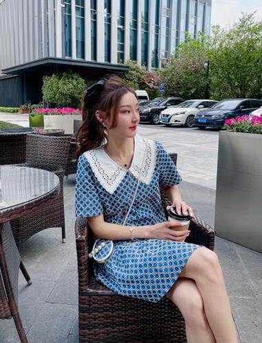 牛仔刺绣连衣裙，女装连衣裙，衣香丽舍