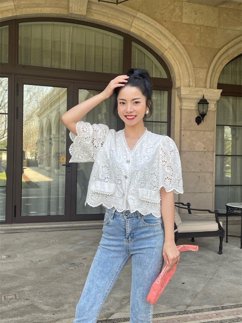 【现货】玻璃水钻扣镂空小衫,女装其它,欧尼蒂