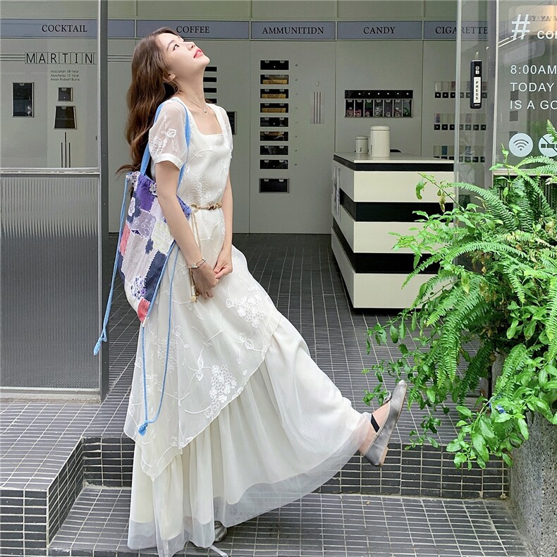 日系温柔甜美风简约方领连衣裙女2025夏季设计感蕾丝刺绣拼接长裙图片