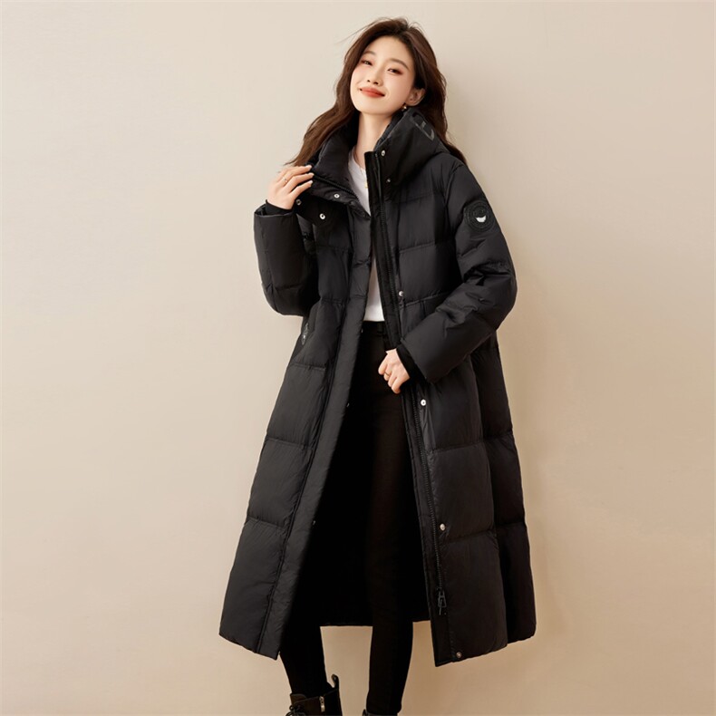 黑金长款过膝羽绒服女2024年冬季新款时尚潮流90白鸭绒连帽外套,女装羽绒服,辉之琳
