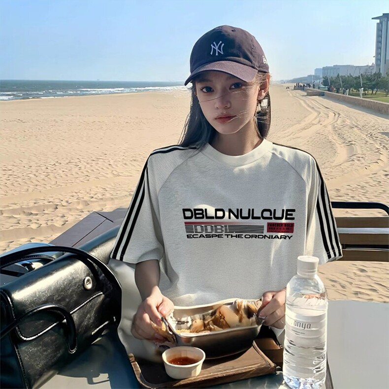 抖音得物品质二开240克宽松纯棉美式潮牌印花三条杠中性风短袖T恤图片