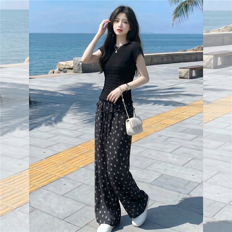 盐系穿搭时尚套装女夏款黑色短袖上衣花朵印花木耳边屁帘裤两件套,女装套装/套裙,江南