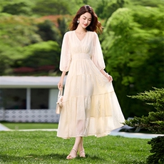 重工刺绣v领连衣裙女初恋氛围感夏季新款显瘦叠层大裙摆仙女裙，女装连衣裙，央宝儿