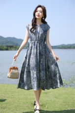 高端无袖碎花天丝雪纺连衣裙女2025夏季新款宽松显瘦印花度假裙子，女装连衣裙，凝聚力