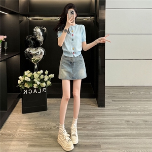 女夏新款设计感时尚休闲套装圆领彩色纽扣针织衫短袖牛仔裙两件套图片