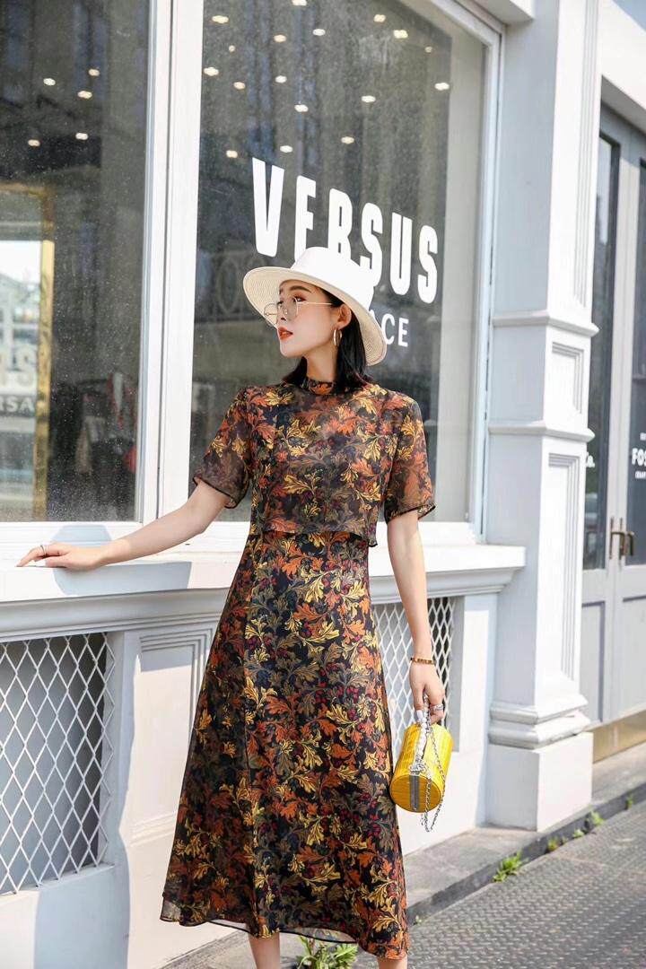 碎花气质连衣裙，女装连衣裙，蓝芝衣秀