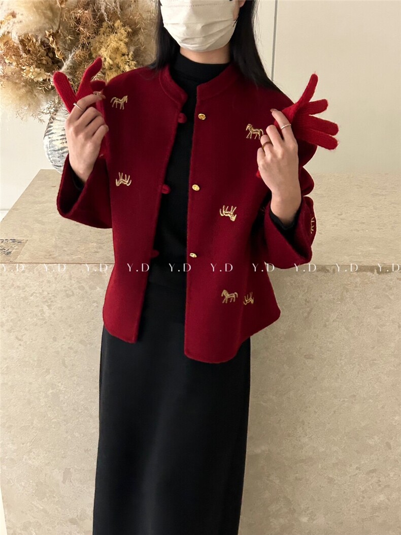 【依嘟】新中式红色女重工刺绣小马金扣新年好运穿搭小个子羊毛外,女装双面呢大衣,依嘟服饰