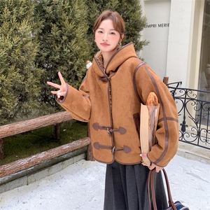 美拉德连帽牛角扣皮毛一体外套女秋冬2025新款独特设计麂皮绒棉服图片