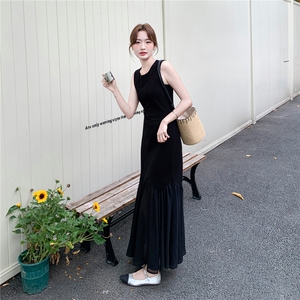 主推款新款法式轻奢黑色无袖连衣裙设计感不规则网纱拼接,骂保安工作穿搭微胖图片