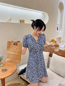 前侧两边抽皱连衣裙图片