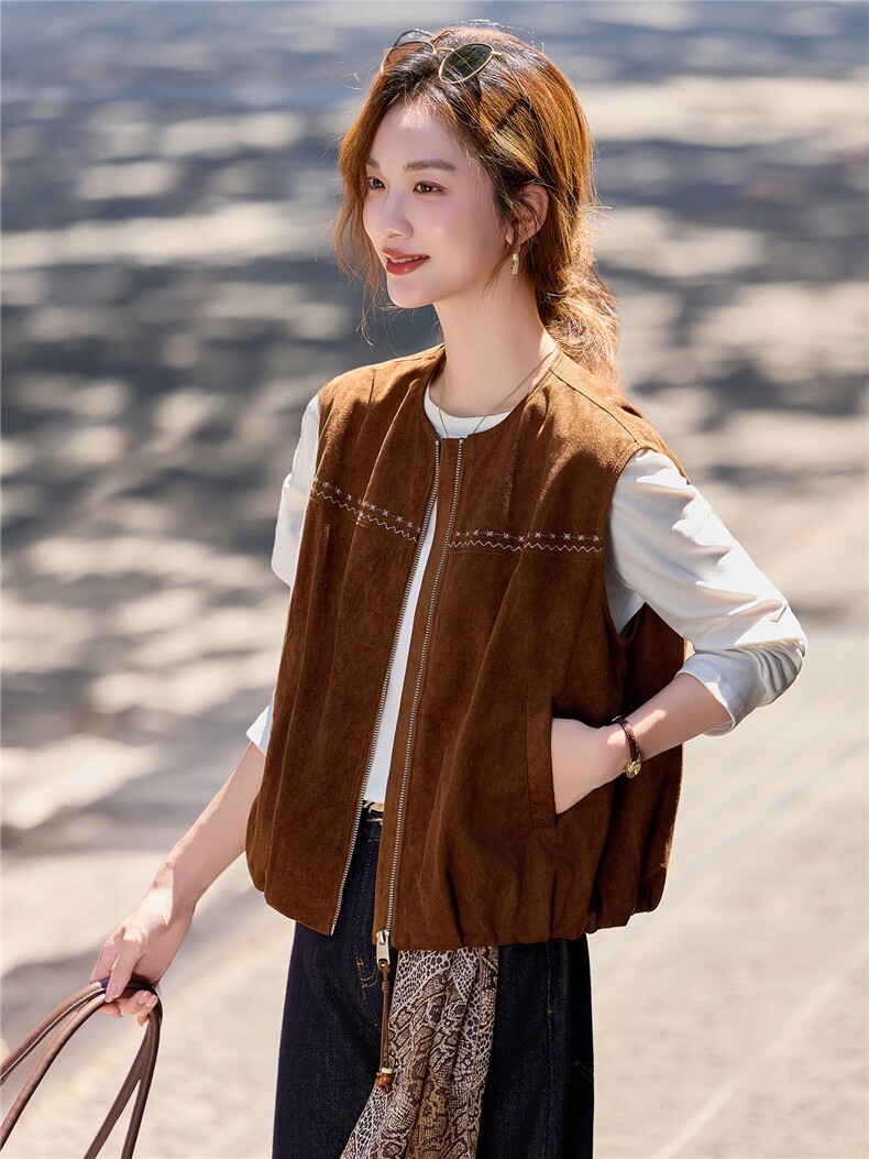美拉德麂皮圆领马甲女2026秋季新款明线刺绣宽松坎肩外套,女装马甲,梦懿尔